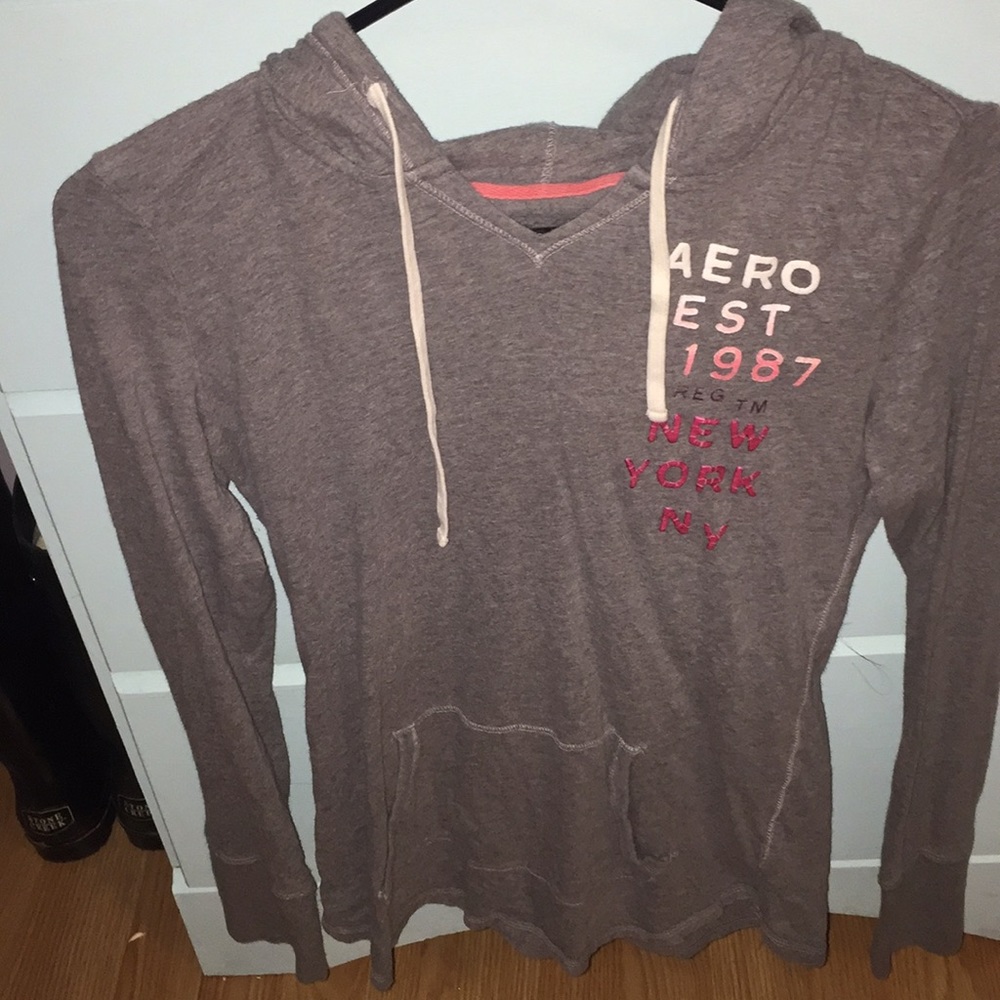 A women’s medium thin pullover